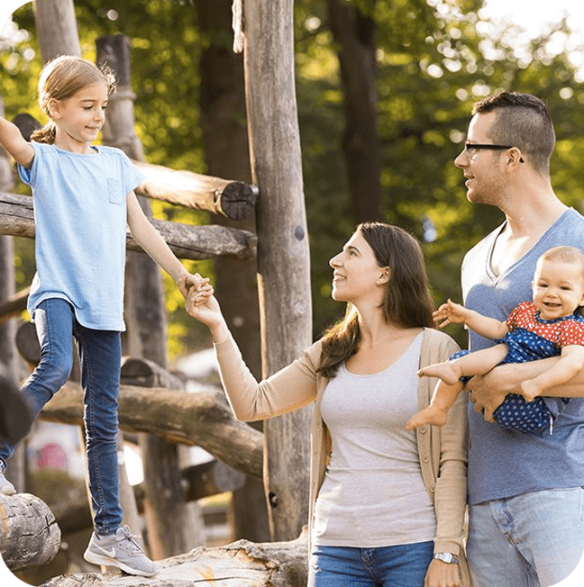 Familienszene an einem Kinderspielplatz