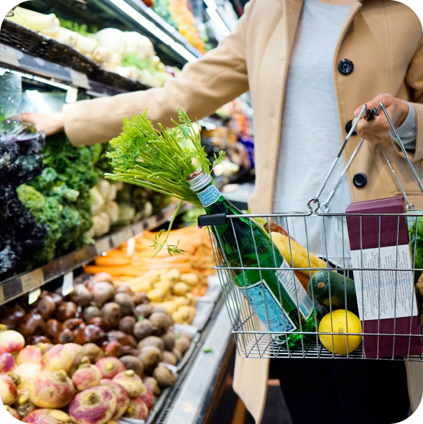 Frau bei Einkaufsituation im Supermarkt